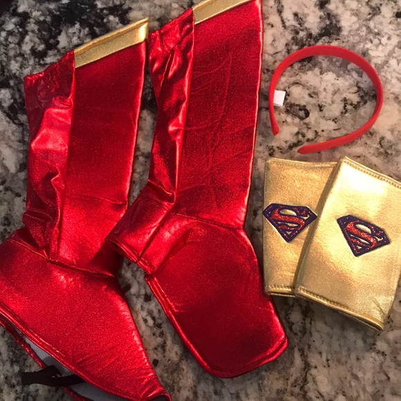 SUPERGIRL HALLOWEEN COSTUME- size small. Lots of accessories. Brand new! - Picture 5 of 5